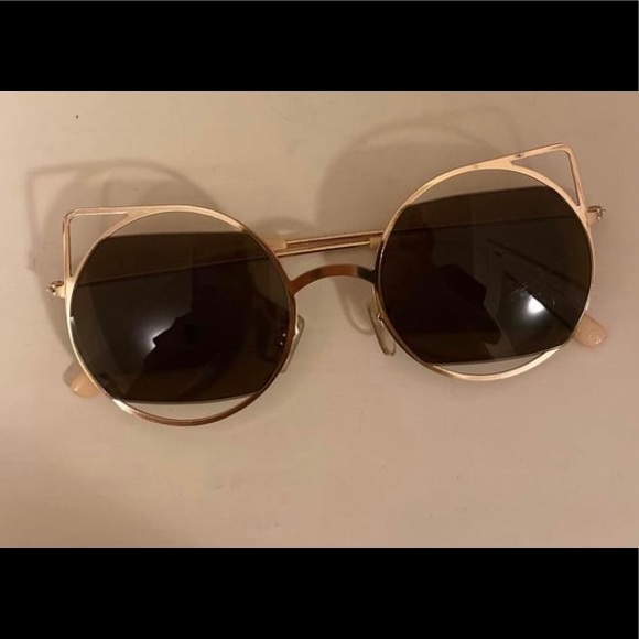 Beanie and sunglasses - Picture 2 of 3